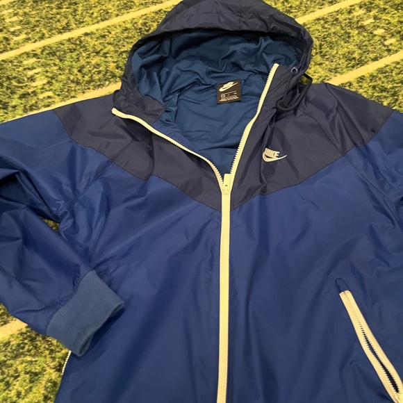 New NIKE track windbreaker jacket. New & just an awesome jacket for any season.👟 - Picture 3 of 6